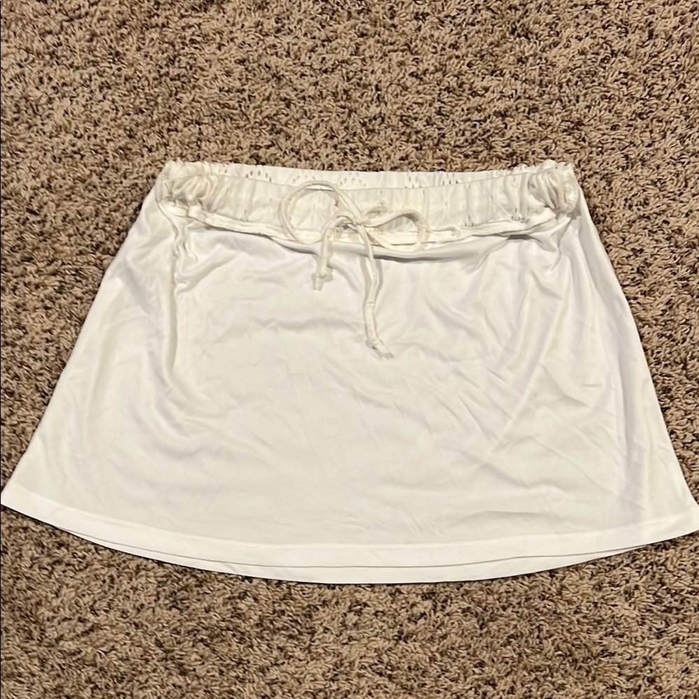 🆑FINAL PRICE‼️. BCBG size medium white skirt with detailed band and bow